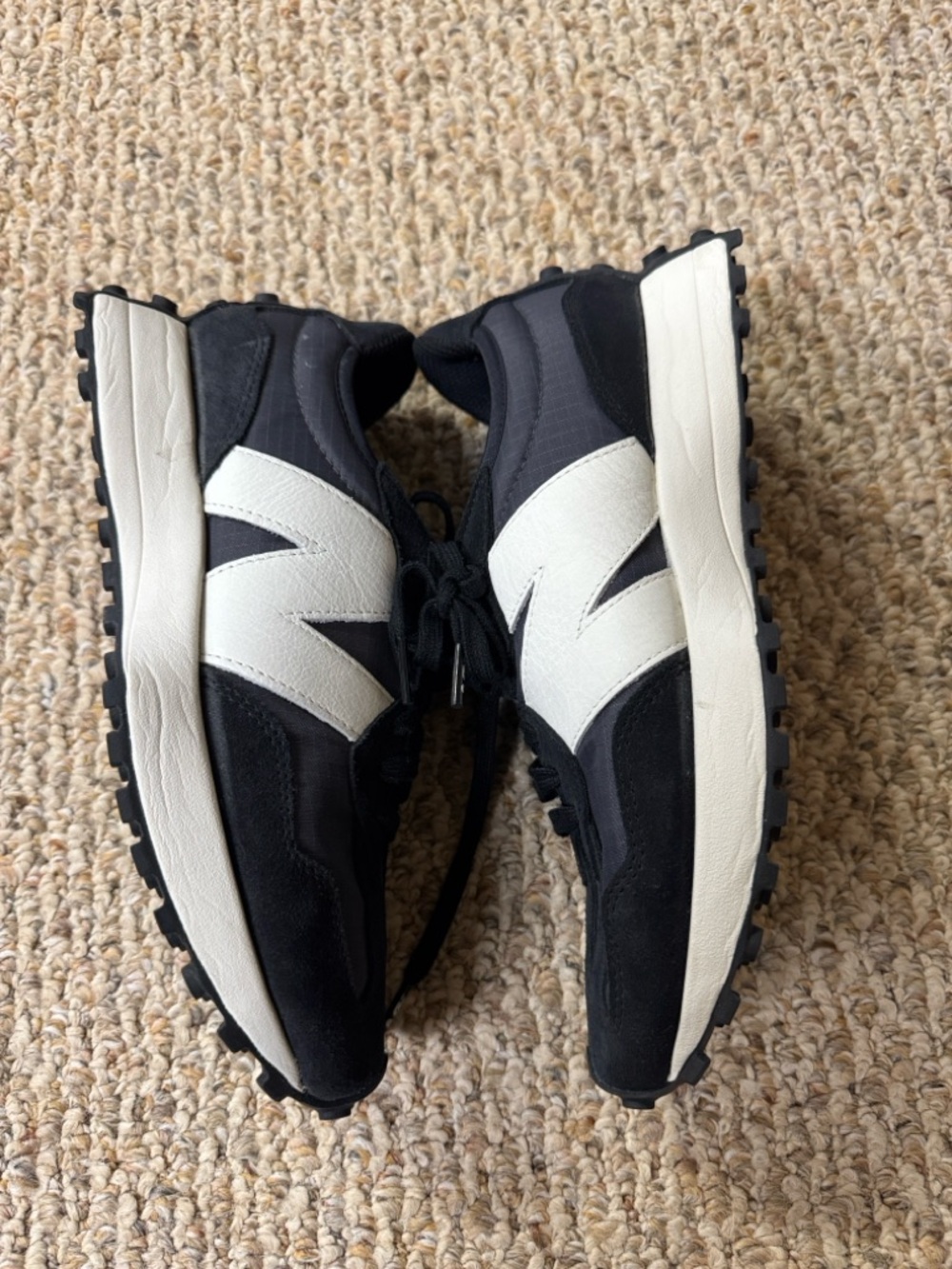 Figs New Balance 327-Black /White -8.5 Worn a few times -like new. No box. - Picture 8 of 16